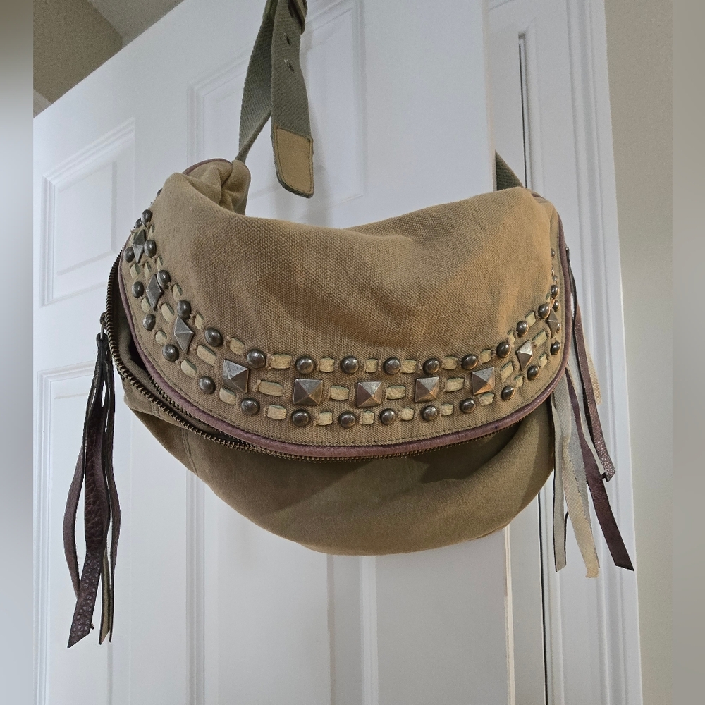 FREE PEIPLE CANVAS SLING BAG with Stud Detail. Army Green.